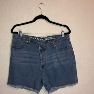 S.O.N.G. Criss cross timeless shorts denim jeans raw hem asymmetric waist button